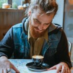 Homem a calcular preço por km no café da manhã
